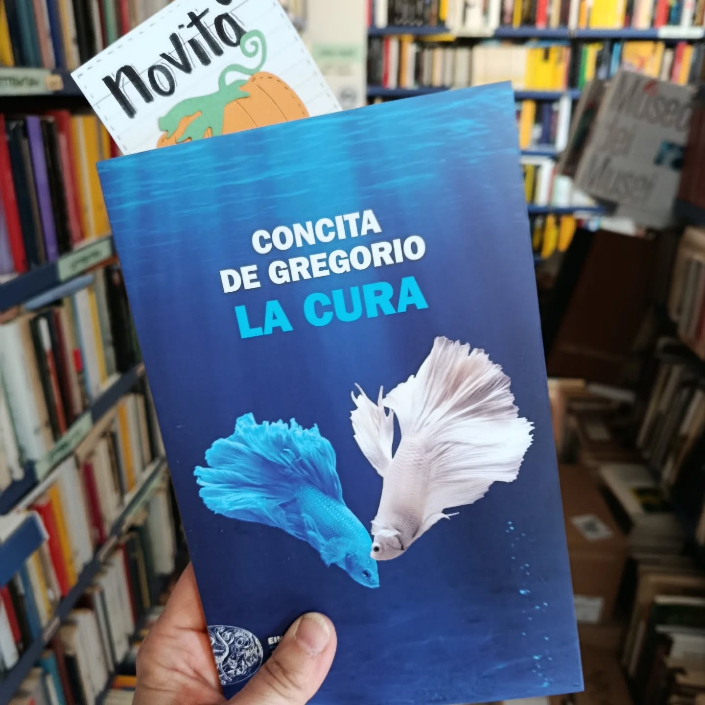 "La cura"
di Concita De Gregorio
Einaudi editore
Toccante e lieve, intimo e pieno di umanità, questo libro racconta come prendersi cura degli altri sia l'unico modo per prendersi cura di sé. Perché anche nella fragilità e nei guasti la vita non smette di incantarci, di rivelarci nuovi mondi.
«Alla fine di una lunghissima disciplina di terapia e rigore qualcosa devo aver capito meglio. Forse, azzardo: siccome il dolore arriva da solo e comunque arriva sempre, non ne serve altro. Al contrario. Serve bellezza, per affrontare tutto questo dolore. Servono leggerezza, un poco di allegria. Il carburante per viaggiare nel buio». Un giorno d'agosto una donna si prepara a stare via per un po'. Lascia una lettera di istruzioni ai figli, perché anche in sua assenza possano trovare le cose che non trovano mai. Per esempio i doposci. Non è la stagione dello sci, ma chissà quando lei potrà tornare. Questa è la sua storia. Non è il diario di una malattia, ma la testimonianza esatta che nessuno si salva da solo. A risuonare in queste pagine sono le voci degli altri. La voce di Angelina, che ha il piglio di una capobanda e tratta le altre pazienti con tenerezza. La voce del Professore, cresciuto in un paesino dell'Aspromonte e diventato un luminare, che non dimentica le sue origini. La voce di un infermiere che impiantandoti un port endovenoso ti chiede quale sia la tua canzone preferita, e te la canta. In questa sinfonia di voci ci sono risate e stupore, sopracciglia tatuate e purè di carote, sigarette fumate di nascosto e pennarelli che disegnano sul corpo, madri che si preoccupano dei piedi freddi e uomini che conoscono la «logistica dell'amore». Ci sono l'intelligenza e la sensibilità di una scrittrice che ribalta ogni stereotipo, sulla malattia come sulla cura, e che è troppo curiosa delle persone per non raccontarle, perché sa che solo attraverso le storie altrui scopriamo la nostra.
#novità #lacura #concitadegregorio #einaudieditore