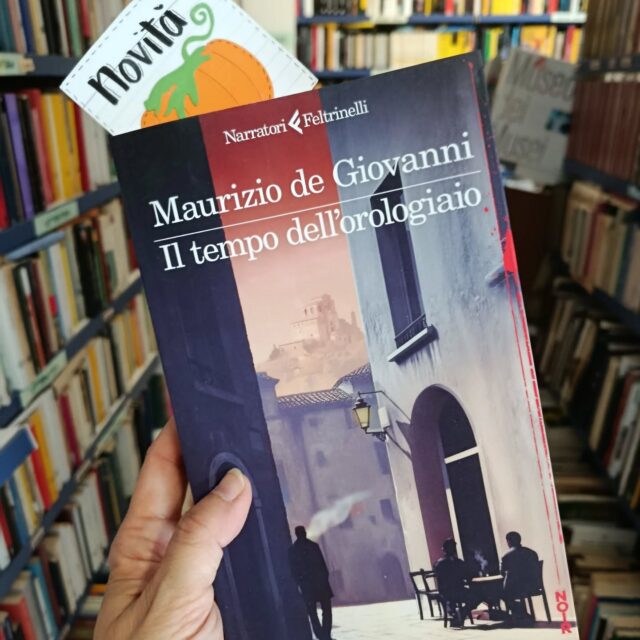 "Il tempo dell'orologiaio"
di Maurizio de Giovanni
Feltrinelli editore
NOVITÀ
2/2 ultima parte della serie
Un conto alla rovescia che non lascia scampo. Il libro che chiude la saga dell’Orologiaio di Brest.
Carlo Malavasi, nome di battaglia “Sergio”, è stato per oltre quarant’anni una primula rossa della lotta armata: latitante imprendibile, custode di segreti che nessuno dovrebbe conoscere. Mago degli esplosivi, signore dei congegni, ha costruito meccanismi perfetti, capaci di fermare il tempo nel punto esatto in cui la vita si spezza.
A strapparlo alla copertura anonima dietro cui si è nascosto a Brest, in Francia, sono Andrea Malchiodi e Vera Coen.
Andrea è un professore universitario, ordinario, metodico, cresciuto con una madre che gli ha raccontato per tutta la vita di un padre lontano, morto in mare. Fino al giorno in cui Andrea scopre che quel padre non solo è vivo, ma è un assassino. Vera, invece, è una giornalista ossessionata dalla morte del padre che non ha mai conosciuto, ucciso nel 1984 in un attentato. Vuole la verità, Vera. La vuole da sempre. Ma proprio quando sembra sul punto di afferrarla, la donna scompare nel nulla.
E allora il tempo accelera. E deraglia. Carlo e Andrea iniziano la caccia. Con loro c’è Martina, figlia di Andrea e nipote di Carlo: carattere ruvido, troppo simile a quello del nonno. Un trio improbabile, costretto a muoversi in un’indagine senza tracce, e con poche certezze. L’unico appiglio è una pista polverosa che affonda nel passato. Per trovare Vera, Carlo dovrà cercare i compagni di un tempo, e scovare chi lo ha venduto – quarant’anni prima – a un oscuro centro di potere che proietta la sua ombra ovunque. Dovrà scivolare nelle pieghe di quel decennio che non passa, misurando quanto possano essere profonde le disillusioni, ostinata la fedeltà a un’idea ormai sconfitta, irrimediabile il tradimento e indelebile il dolore. Perché non si esce vivi dagli anni ottanta.
Il tempo dell’orologiaio è il C’eravamo tanto amati dell’ultimo assalto al cielo, ed è Il grande freddo della lotta armata, popolato da fantasmi che nessuna riconciliazione può esorcizzare.
#mauriziodegiovanni #iltempodellorologiaio #novità #feltrinelli