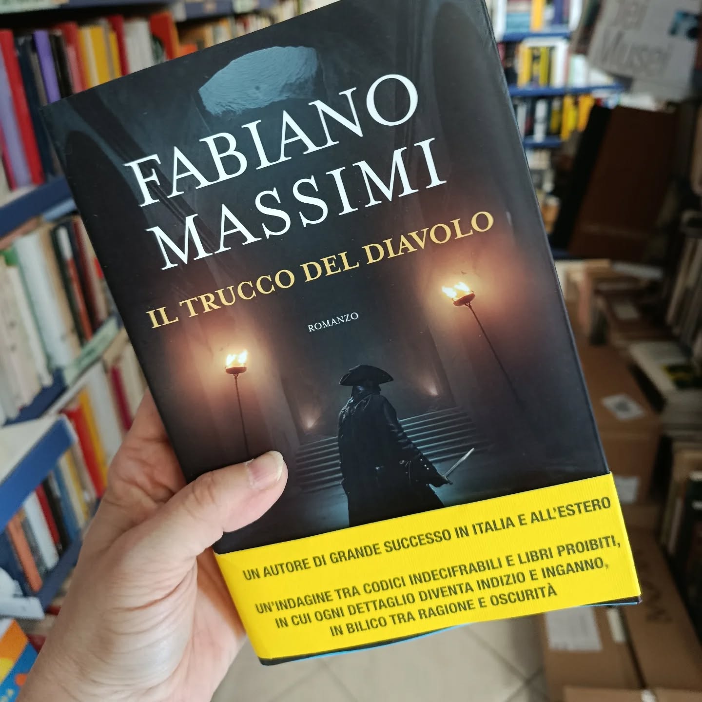 "Il trucco del diavolo"
di Fabiano Massimi
Longanesi editore
Roma, seconda metà del Settecento. Nel cuore dello Stato Pontificio si consuma una serie di delitti tanto macabri quanto impossibili da interpretare: corpi disposti in pose rituali, incisioni sconosciute, simboli che sembrano provenire da un altro mondo.
Temendo uno scandalo e il dilagare del terrore tra il popolo, per risolvere il mistero il Papa chiama a sé un uomo fuori dagli schemi: Xavier Galant, avventuriero còrso noto per il grande acume e il coraggio in battaglia. Galant accetta l’incarico e inizia a indagare anche con l’aiuto dell’eruditissimo gesuita Artemio Di Grazia, destreggiandosi tra le fitte trame della politica ecclesiastica e i mille rimandi culturali che il misterioso e letale Diabolusdissemina sulle scene del crimine. Insieme, i due scopriranno che tutti i delitti sono legati fra loro da un dettaglio inquietante: ognuno ha a che fare con quello che, due secoli dopo, verrà denominato Manoscritto Voynich, un codice medievale composto da pagine dense di simboli, diagrammi anatomici e disegni botanici di piante inesistenti. Un enigma impossibile da decifrare… eppure qualcuno è disposto perfino a uccidere pur di giungere alla verità. Seguendo tracce che portano a smarrirsi in una Roma labirintica, Xavier e padre Artemio si addentreranno nelle stanze più oscure della città, là dove il potere si intreccia all’occulto e la fede convive con superstizioni che la Chiesa preferirebbe sepolte. Ma per fermare questo assassino non basterà catturare il colpevole degli omicidi: occorrerà comprendere un linguaggio che nessuno è mai riuscito a leggere.
#iltruccodeldiavolo #fabianomassimi #longanesi
Leggi meno