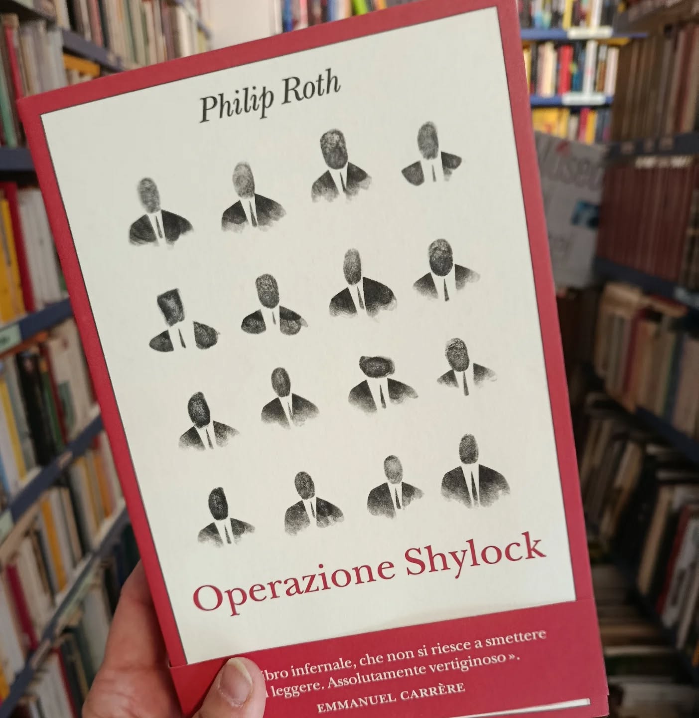 "Operazione Shylock"
di Philip Roth
Adelphi editore
Nella sua burrascosa carriera, Philip Roth ci ha abituato alle più spericolate acrobazie narrative, ma mai ha osato tanto quanto in Operazione Shylock, dove, per dire e fare tutto ciò che vuole, ha sentito il bisogno di misurarsi con il suo più temibile avversario: un altro Philip Roth – stesso nome e stessi connotati, solo il nomignolo Moishe Pipik a distinguerlo da sé. Mai il tema del Doppio è stato usato in un romanzo con un tale autolesivo virtuosismo. Roth azzanna sé stesso come essere umano, come ebreo, come Philip Roth, e non si accontenta di una libbra di carne. Come congegnare, altrimenti, una spy story che tiene insieme il Mossad, il processo al mostro di Treblinka, il recupero dopo un crollo psichico da Halcion, l’incontro-scontro con ebrei e palestinesi in una Gerusalemme pattugliata dall’esercito israeliano, il faccia a faccia ustorio con l’altro Philip Roth – un megalomane che per salvare gli ebrei ashkenaziti da un probabile prossimo sterminio si fa propugnatore di una nuova diaspora, uno spregiudicato controesodo verso i paesi europei d’origine – e con la sua procace, concupita compagna? Sfoggiando una lingua viscerale e insieme altamente speculativa, Roth combina in queste pagine la più spiritata, isterica commedia nera con il dramma di popoli e di singoli individui lacerati, e mette in scena una mirabolante due-giorni a Gerusalemme che – incredibile a dirsi – fa anche ridere.
#philiproth #operazioneshylock #adelphi