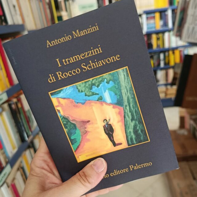 "I tramezzini di Rocco Schiavone"
di Antonio Manzini
Sellerio editore
NOVITÀ
Una raccolta di racconti inediti che vedono protagonista Rocco Schiavone, tra l’infanzia e la maturità, Roma e Aosta, la nostalgia e il dolore.
L’amicizia con i compagni di Trastevere, prima da bambini e poi da adolescenti, eterni ragazzi di strada e di vita, sempre sospesi tra sfrontatezza e crimine. L’incontro inaspettato con la moglie Marina, in una tempesta di emozioni e presagi. Lo sdegno morale di fronte a un organizzatore di matrimoni, un wedding planner che sembra destinato a una brutta fine. Le pulsioni erotiche di un giorno di noia smisurata. La guerra e la Resistenza, le figurine dei calciatori, i sogni dell’infanzia. I morti ammazzati, i segreti di famiglia, la fatica di mettersi ancora una volta al lavoro su un nuovo caso. L’affetto e lo sprezzo per i colleghi, il rigore di chi cerca sempre la verità e applica una costante disubbidienza alla stupidità e all’ingiustizia. In queste storie Antonio Manzini sembra ripercorrere un cammino iniziato tredici anni fa con Pista nera creando un personaggio e un mondo in cui convivono umorismo e dramma, suspense e sensibilità, fotografia della realtà e rovesciamento tragicomico. I Tramezzini sono un punto di arrivo, e di rinnovata partenza.
#novità #antoniomanzini #itramezzinidiroccoschiavone #raccontiinediti #sellerio