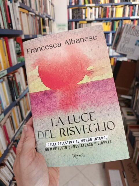 "La luce del risveglio"
di Francesca Albanese
Rizzoli editore
NOVITÀ
«La Palestina è la bussola morale dei nostri tempi: può salvarsi, e tutti noi insieme a lei.»
Per Francesca Albanese - voce capace di unire con autorevolezza la competenza giuridica e una rara passione umana - in questo tempo in cui il mondo sembra tragicamente diretto verso la disumanizzazione del più fragile e il dominio esclusivo del più forte, immaginarne il futuro «significa rifiutare che sia l'orrore ad avere l'ultima parola, e far sì che la civiltà sia un compito che ciascuno di noi può scegliere di fare proprio».
È da queste riflessioni che sono nati i verbi ai quali Albanese si appoggia in questo libro che ha lo slancio di un manifesto e il sentimento di un'opera d'amore: la Palestina offre al mondo uno spiraglio di luce che invita ad aprire gli occhi e agire.
Sognare, criticare, emanciparsi, resistere, nutrire, piangere, curare, danzare, ritornare diventano forme di una stessa pratica collettiva: azioni che tutti noi possiamo compiere per vivere nel presente secondo giustizia. Ogni verbo dà l'occasione per raccontare le persone straordinarie che lo hanno ispirato e per portarne i riverberi nel nostro quotidiano.
Un viaggio profondo nella storia della Palestina - ripercorrendo le tappe principali attraverso cui, da oltre un secolo, questa terra subisce la violenza coloniale in tutte le sue forme - e nelle storie di chi ha sofferto, sperato, indagato; di chi ha avuto il coraggio di dire la verità mentre tutto intorno imperversavano le menzogne, e di chi la verità l'ha pagata con la vita; di chi porterà per sempre le ferite della violenza ma anche di chi quella violenza l'ha commessa; di chi ha sentito il peso dell'oppressore e non si è arreso di fronte al desiderio di essere libero. Le storie di chi ha danzato anche in mezzo alle macerie, di chi ha nutrito la sua famiglia di speranza quando non c'era più niente da cucinare, di chi ha pianto e di chi ha rivendicato il diritto politico a farlo, di chi prova a curare le ferite di un popolo con la verità, con un carico di farmaci o con una canzone...
#francescaalbanese #lalucedelrisveglio #rizzolieditore #novità