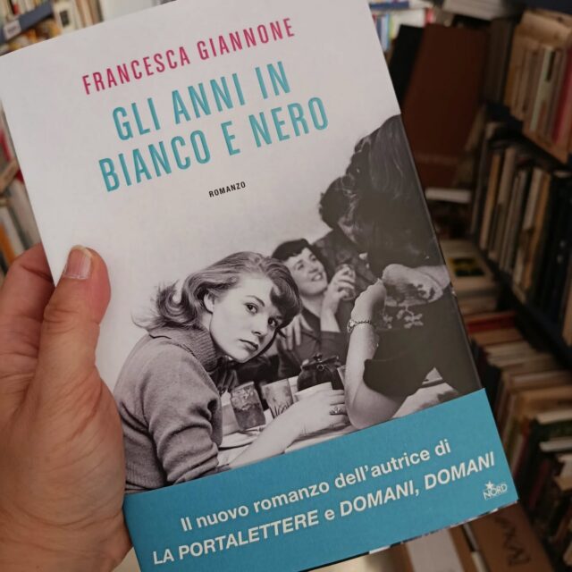 "Gli anni in bianco e nero"
di Francesca Giannone
Editrice Nord
NOVITÀ
Nella sartoria della famiglia Elia, il tempo scorre al ritmo lento dell’ago e del filo, scandito dai divieti del padre, che teme la libertà delle figlie perché, nel Salento degli anni ’60, come nel resto d’Italia, le donne devono restare al loro posto. Eppure, in quelle quattro ragazze, qualcosa preme per uscire: la musica ribelle di Giovanna, i romanzi di Jane Austen in cui Ada si rifugia, la volontà di Maria di non accontentarsi e, soprattutto, la sete di immagini di Mimì, la più giovane, che, dalla cabina di proiezione del Cinema Apollo, mentre vede i film di Fellini e Visconti, scopre che la realtà può essere montata diversamente. E decide che sarà lei a tenere la macchina da presa.
Così, mentre tutt’intorno si accendono le lotte operaie e le occupazioni studentesche e si formano i primi gruppi femministi, dentro casa Elia si combatte una rivoluzione silenziosa per riuscire a chiamare per nome il desiderio e la violenza, il diritto al lavoro e quello al piacere. E Mimì filma tutto. Non cerca la bellezza, cerca la verità: riprende le sorelle che danno vita a un’impresa quasi impossibile, gli sguardi e i gesti impercettibili ma rivelatori, un matrimonio «normale» eppure pieno di incertezze. Con forbici e determinazione, realizza un film che nessuno le ha chiesto di girare. Perché raccontare è resistere. Perché raccontando si può cambiare la vita, la propria ma anche quella degli altri. Perché tutti noi abbiamo vissuto anni in bianco e nero con la speranza di farli diventare un film a colori.
#novità #francescagiannone #glianniinbiancoenero #editricenord