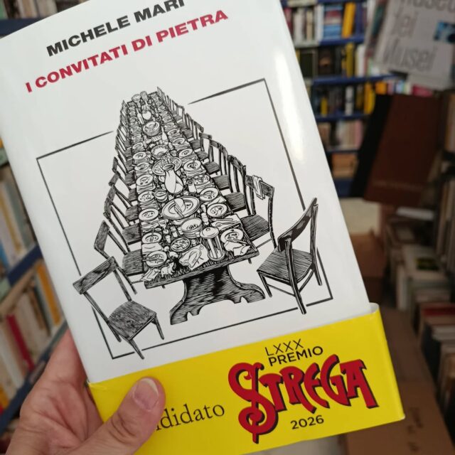 "I convitati di pietra"
di Michele Mari
Vincitore del Premio Strega Giovani
Davvero il destino di ciascuno di noi è già scritto? È questo che pensano gli ex alunni della III A quando, superato l’esame di maturità, siglano il «patto sciagurato» che li vincolerà fino all’ultimo giorno. Del resto il tempo della scuola è l’unico a rimanere immobile: anche dopo trent’anni non saranno le rughe o i chili in più a contraffare la sagoma di un vecchio compagno di banco. Ma quando di mezzo ci sono il demone della competizione e il miraggio di un premio favoloso le variabili si moltiplicano. E così un accordo nato quasi per scherzo si tramuta in una sfida senza esclusione di colpi per rimanere in vita il più possibile. Michele Mari ha scritto un romanzo commosso e giocoso, svelando con perfido divertimento le pulsioni che si nascondono dentro l’amicizia. Perché in questa storia, prima di un imprevedibile finale, vale il contrario di quanto recita il proverbio: chi perde un amico trova un tesoro. 22 luglio 1975: la data fatidica in cui una classe del liceo, festeggiando con una cena il primo anniversario dell’esame di maturità, decide di stipulare un accordo di sangue e denaro. Ognuno dei trenta ex alunni verserà tutti gli anni una cifra, e il capitale sarà investito in modo da generare – col trascorrere dei decenni – un’autentica fortuna. Il meccanismo è semplice: la riffa terminerà quando saranno rimasti in vita soltanto tre compagni di classe, e a quel punto i superstiti potranno godere del montepremi… Ma i rancori sopiti, gli amori taciuti, le promesse e le invidie nate sui banchi di scuola s’infiammano un anno dopo l’altro. E quando ogni 22 luglio si rivedranno a cena, si informeranno dei malanni altrui per prevedere il prossimo di loro che passerà a miglior vita. Fino a trasformare i protagonisti di questa storia in giocatori seduti al tavolo di un’immaginaria roulette, «per i quali indovinare un numero significa desiderarlo, se non altro per poter continuare a giocare».
#michelemari #iconvitatidipietra #einaudieditore #premiostregagiovani2026