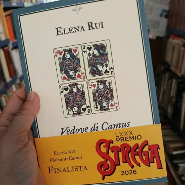 "Vedove di Camus"
di Elena Rui
L'ombra editore
Finalista Premio Strega 2026
Il 4 gennaio 1960, la Facel Vega guidata dal celebre editore Michel Gallimard sfreccia lungo una strada della Borgogna e va a schiantarsi contro un platano. Sul sedile del passeggero, Albert Camus, che solo tre anni prima era stato insignito del Premio Nobel per la Letteratura, muore sul colpo. Mentre il mondo intero rimane attonito, orfano di uno dei più grandi intellettuali del Novecento, quattro donne si ritrovano all’improvviso “vedove” dell’uomo che amavano: la moglie Francine Faure, la brillante attrice Catherine Sellers, la giovane pittrice Mette Ivers, di origini danesi, e Maria Casarès, immensa interprete del teatro francese, che Camus stesso - fedele ai paradossi del sentimento - definiva «l’Unica». Con estro e rigore, Elena Rui indaga le vite e le voci di queste quattro figure femminili di fronte all’ineluttabilità della disgrazia. Si imbastisce così «un discorso sull’amore» che rifiuta viete certezze morali per restituire la trama sottile, contraddittoria e irriducibile degli affetti, offrendo a chi legge la libertà - e l’onere - di interrogarsi sui confini e sugli abissi dei rapporti umani.
#finalisti
#premiostrega26 #elenarui #vedovedicamus #lombraeditore
