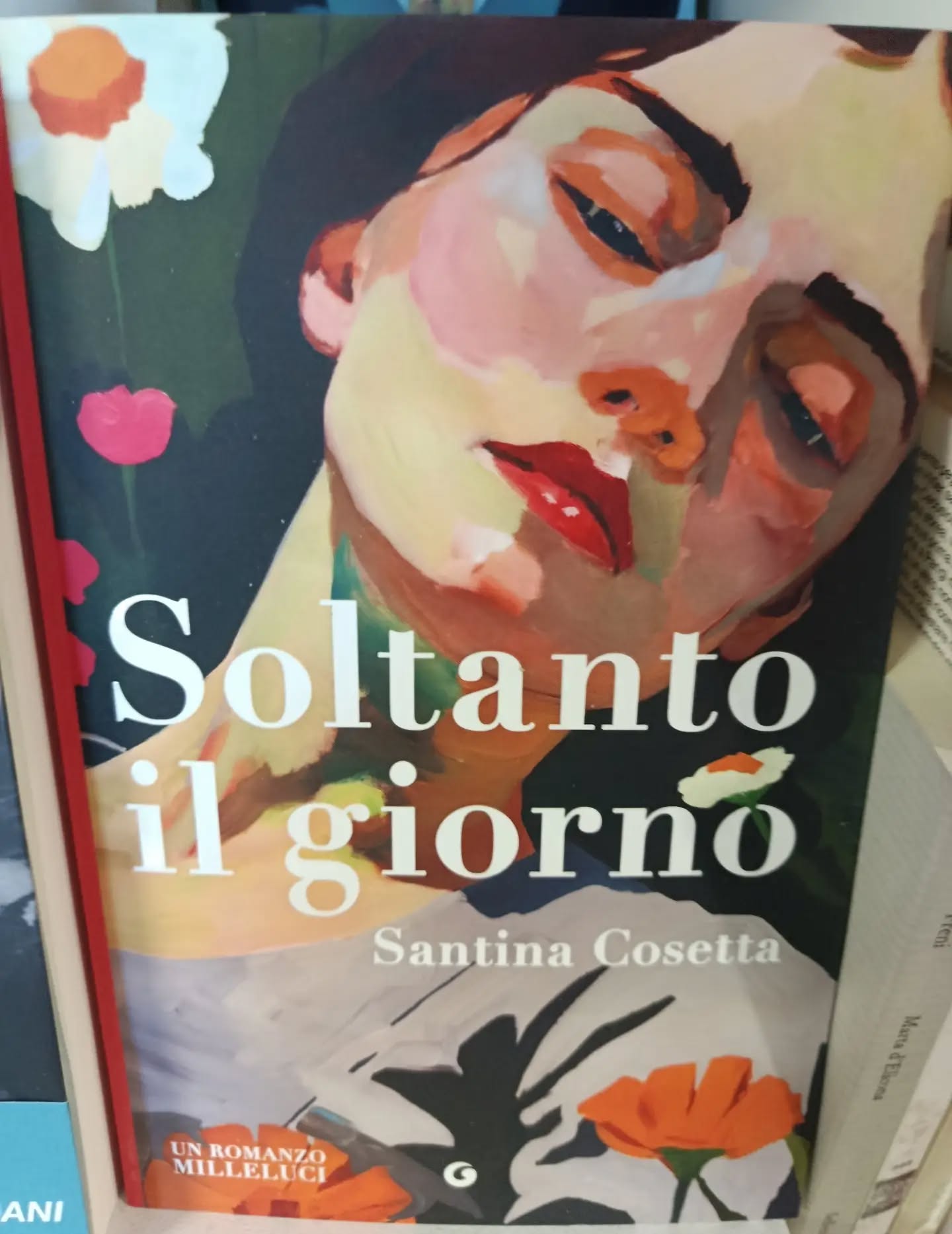 "Soltanto il giorno"
di Santina Cosetta
Giunti editore
L’amore non è una questione di sangue.
È una scelta.
NOVITÀ
Ispirandosi alla vera storia della sua bisnonna, Santina Cosetta firma un romanzo bruciante: una donna nata dal niente che impara a salvarsi salvando gli altri, un amore per la vita che travolge a ogni pagina.
Avola, 1885. Marianna viene al mondo senza che nessuno l'abbia cercata né voluta. Tutti la chiamano Cosuzza, “il nome delle donne che restano sole e tirano avanti lo stesso”, e viene affidata a Lisetta, la stria del paese, che le insegna i segreti delle erbe, della cucina, della cura. Insieme alla verità più preziosa: il cibo non serve solo a nutrire.
L'infanzia dura un istante.
Quando Lisetta parte per l'America, Marianna viene mandata a servizio all'Irminio, una grande masseria nelle campagne ragusane. Dietro quella porta si apre un mondo duro, governato da gerarchie antiche e regole che non si discutono, ma nell'enorme cucina rumorosa smette per la prima volta di sentirsi sola. All'arrivo dei villeggianti, i ricchi nipoti della baronessa, tutto cambia di nuovo: un'amicizia profonda come una radice, la scoperta di un corpo che vuole e che può, un amore capace di rompere ogni confine. E, mentre il destino prende pieghe sempre più imprevedibili, Marianna impara la cosa più difficile, volere qualcosa per sé.
Anche quando farlo costa tutto.
«C’erano madri che non sapevano amare. E figlie che imparavano a non chiedere nulla.»
#soltantoilgiorno #santinacosetta #giuntieditore #novità