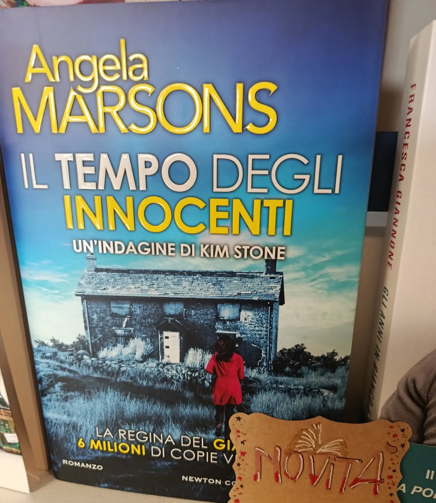 "Il tempo degli innocenti"
di Angela Marsons
Newton Compton editori
NOVITÀ
Un pomeriggio d’agosto, la piccola Grace Lennard entra nel giardino dell’asilo e svanisce nel nulla. Quando la detective Kim Stone arriva sul posto, trova un indizio inquietante: un braccialetto inciso, appartenuto a Melody Jones, una bambina rapita 25 anni fa. Poche ore prima, Steven Harte si era presentato alla stazione di polizia confessando di avere informazioni su Melody. Ma aveva anche avvertito Kim che un nuovo caso urgente stava per travolgerla. Per salvare Grace, Kim è costretta a partecipare al gioco perverso di Steven, cercando di decifrare ogni parola e gesto durante un interrogatorio serrato di 24 ore. Le indagini rivelano un inquietante schema: Steven è collegato al rapimento di diverse ragazzine vulnerabili, alcune delle quali furono rilasciate dopo un anno. Ma di Melody e delle altre non c’è traccia. Quando nel parco locale vengono ritrovate delle ossa, Kim teme il peggio. Mentre il caso si complica, emerge una verità ancora più sconvolgente: Steven non è l’unico a nascondere qualcosa. La dottoressa Alex Thorne, nemesi di Kim, è pronta a rivelare un segreto che colpirà la detective nel suo punto più fragile. Kim dovrà affrontare i propri demoni per salvare Grace e le altre prima che sia troppo tardi.
#angelamarsons #iltempodegliinnocenti #novità #newtoncompton