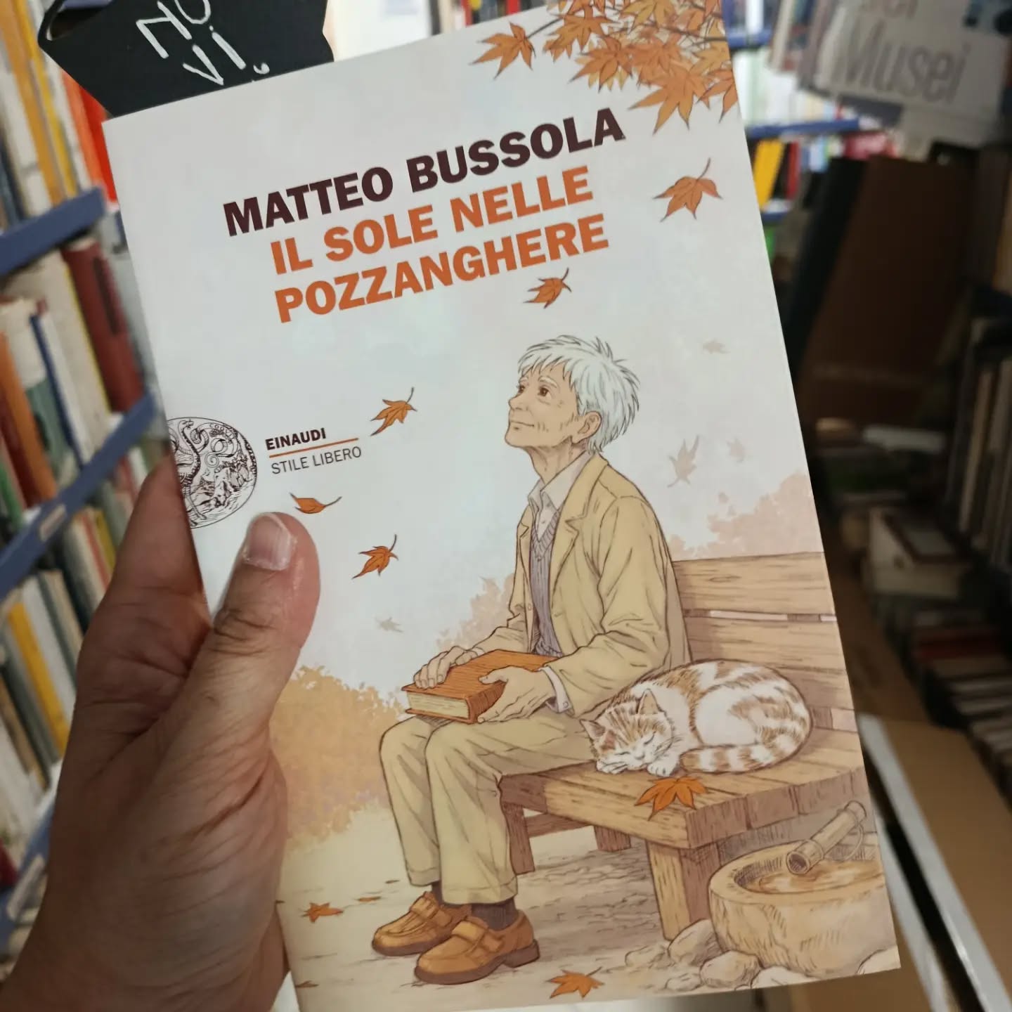 "Il sole nelle pozzanghere"
di Matteo Bussola
Einaudi editore
NOVITÀ
Ogni oggetto custodisce una storia. Ci ha visti amare, piangere, stringerci a qualcuno, restare soli. Gli oggetti che ci sono appartenuti sanno chi siamo stati o chi siamo, e se potessero parlare racconterebbero la verità su di noi. Forse per questo, a volte, ce ne sbarazziamo. Ma c'è un signore capace di ascoltarli. Di sentire, nella loro voce, il concerto del mondo. È lui il protagonista di questo romanzo.
Delicato e struggente, Il sole nelle pozzanghere racconta il nostro bisogno di legami, il bisogno che ognuno di noi ha degli altri per restare vivo.
#matteobussola #ilsolenellepozzanghere #novità #einaudieditore
