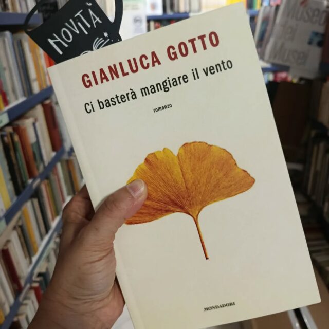 "Ci basterà mangiare il vento"
di Gianluca Gotto
Mondadori editore
NOVITÀ
"Quella sera mi aveva insegnato una cosa: a godere delle cose piacevoli senza pensare che finiranno. Perché se la paura di soffrire dopo ti frena prima ancora di iniziare, allora la tua vita non può contemplare tramonti, viaggi, sogni, concerti, legami. Non può contemplare niente di ciò che finisce. E dunque non può contemplare niente di ciò per cui ha senso vivere."
Il protagonista di questo romanzo è cresciuto convinto che "casa" possa essere il posto più pericoloso al mondo e che non possa esistere amore senza paura e sofferenza.
Ora però, dopo anni di vagabondaggio e di ricerca spirituale, vive a Singapore in un equilibrio all'apparenza perfetto: tai chi all'alba, lavoro da ghostwriter nei café della città, arrampicata in palestra. Conosce a memoria il Dhammapada e si comporta secondo i suoi principi, come un monaco fuori dal tempio. E quando il mondo cerca di turbarlo, si chiude nella sua stanza del vuoto e medita finché non ha lasciato andare ogni sentimento negativo. Sembra esserci riuscito, a tagliare il filo che lo legava alla violenza e al dolore della sua infanzia. Sembra aver spezzato il suo karma familiare, come gli aveva promesso un guru in un ashram indiano.
Finché una notte, nell'ascensore di un hotel, incontra Giorgia. Impulsiva, disordinata, incapace di stare da sola, Giorgia rappresenta tutto ciò che lui ha voluto escludere dalla sua vita: le emozioni, il caos, il desiderio, le cose troppo umane, troppo vive. L'amore. E anche se quell'incontro finisce nel modo più inaspettato, nelle sue convinzioni si apre una crepa: a cosa serve dimenticare il dolore del passato se questo significa rifiutare di vivere il presente?
#cibasteramangiareilvento #gianlucagotto #mondadorieditore #novità