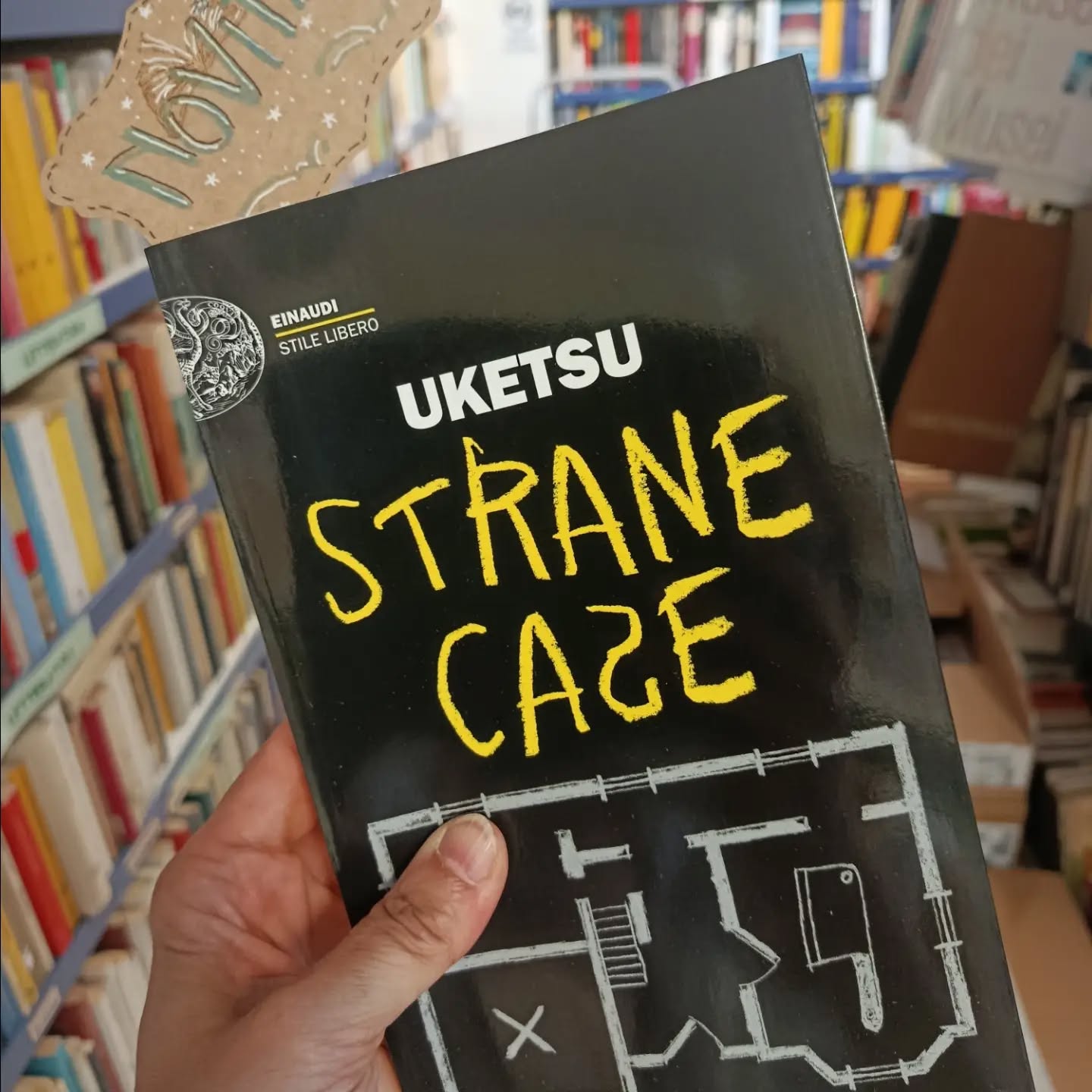 "Strane case"
di Uketsu
Einaudi editore
NOVITÀ
In una zona tranquilla di Tokyo, una coppia che sta per avere il primo figlio si imbatte in una casa in vendita. A prima vista, sembra quasi perfetta: abbastanza nuova, vicina a una stazione ferroviaria e a un piccolo bosco. Ma qualcosa nella piantina non li convince. Cercando spiegazioni, i potenziali acquirenti si rivolgono a uno scrittore esperto di occulto che, aiutato da un architetto, scopre presto altre stranezze della planimetria: doppie porte, ambienti senza finestre, camere con assurde disposizioni rivelano un quadro terrificante. I due iniziano allora a indagare sui precedenti inquilini, scomparsi senza lasciare traccia. Fino a imbattersi in una verità raccapricciante rimasta sepolta per anni.
#uketsu #novità #stranecase #einaudieditore