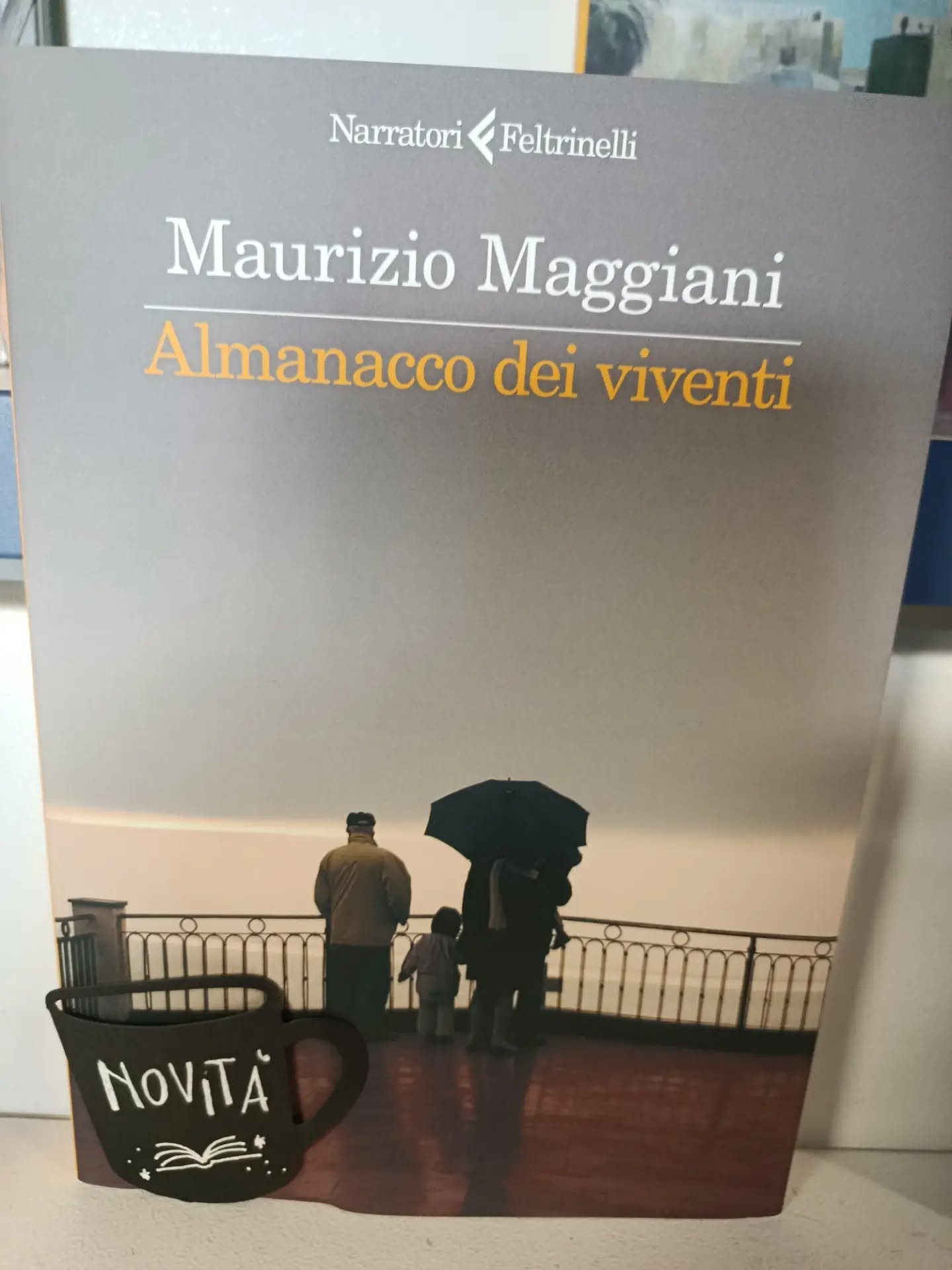 "Almanacco dei viventi"
di Maurizio Maggiani
Feltrinelli editore
NOVITÀ
L’innesco è quasi casuale: per la prima volta Maurizio Maggiani vede raccolte in un unico archivio digitale le fotografie disperse di una vita. Ritratti di uomini, donne, bambini, di animali, ma anche campagne e fabbriche, Appennini e periferie, stazioni, pievi, gamelle di operai, bandiere e guerre, inverni senza neve, solitudini e piccole comunità.
Ogni scatto chiama una storia, una storia personale che si riverbera in una più grande: le poche righe previste come accompagnamento alle immagini diventano così racconti in cui passato e presente si illuminano a vicenda.
Almanacco dei viventi è una collezione di “straordinari dettagli del vivere”: opere dell’uomo e della natura, miti arcaici, popolari e contemporanei.
È un esercizio di attenzione, perché, come scriveva Simone Weil, bisogna “apprendere a essere attenti per poter essere, più tardi, giusti”. Un rendere giustizia alla vita, al vivente.
“Sì, c’è vita su questo pianeta e dappertutto odore di questa vita, tracce, orme e vestigia, c’è amore per questa vita e sollievo nel toccarla e vedere che ancora ce n’è. E non finisce mai di bastare.”
#mauriziomaggiani #almanaccodeiviventi #novità
#feltrinellieditore
