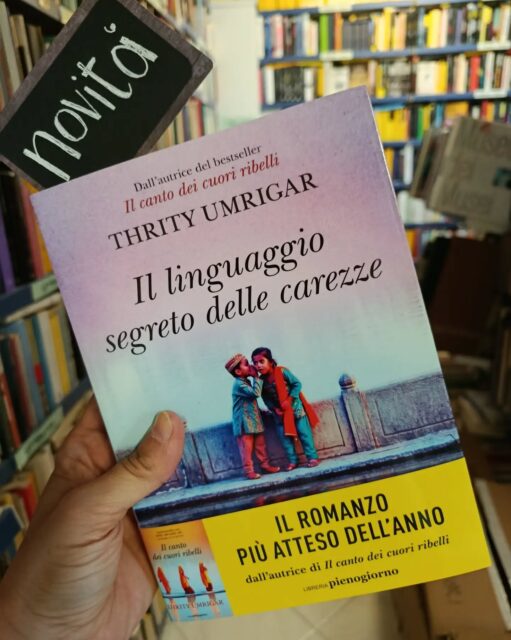 "Il linguaggio segreto delle carezze"
di Thrity Umrigar
Libreria Pieno giorno
NOVITÀ
Quando scorge le carezze e le attenzioni che la madre di sua moglie elargisce alle proprie figlie, Remy avverte dolorosamente con quale privazione sia stato cresciuto. Di Shirin, sua madre, non ricorda molti gesti di affetto, ma piuttosto porte chiuse, scenate, liti; solo la presenza di suo padre, premuroso e vivace, il suo eroe, gli pare abbia reso la sua infanzia sopportabile. In fondo è questa la ragione per cui ha lasciato l’India per l’America, mettendo quanta più distanza possibile dalle proprie radici.
Anni dopo, di ritorno a Bombay per adottare un bambino, Remy ritrova Shirin in ospedale: ha smesso di parlare da tempo e sembra aver rinunciato a vivere. Oppresso dal senso di colpa per non aver capito la situazione e averla trascurata dopo la morte del padre, nonostante non sia semplice mettere da parte il passato, si dedica ad accudirla. Finché un giorno, nel suo appartamento, si imbatte in una vecchia foto destinata a scoperchiare sconvolgenti segreti e, proprio mentre sta cercando lui stesso di diventare genitore, a mettere in discussione tutto quello che credeva di sapere: su sua madre, sulla sua famiglia, su di sé, su tutto il suo mondo…
Dopo lo straordinario Il canto dei cuori ribelli, Thrity Umrigar regala una nuova, sorprendente, immensa storia di fragilità e perdono, di redenzione e guarigione. Un romanzo magistrale e indelebile, che interroga la vita di ciascuno e celebra il potere salvifico della tenerezza.
#thrityumrigar #illinguaggiosegretodellecarezze #libreriapienogiorno #novità