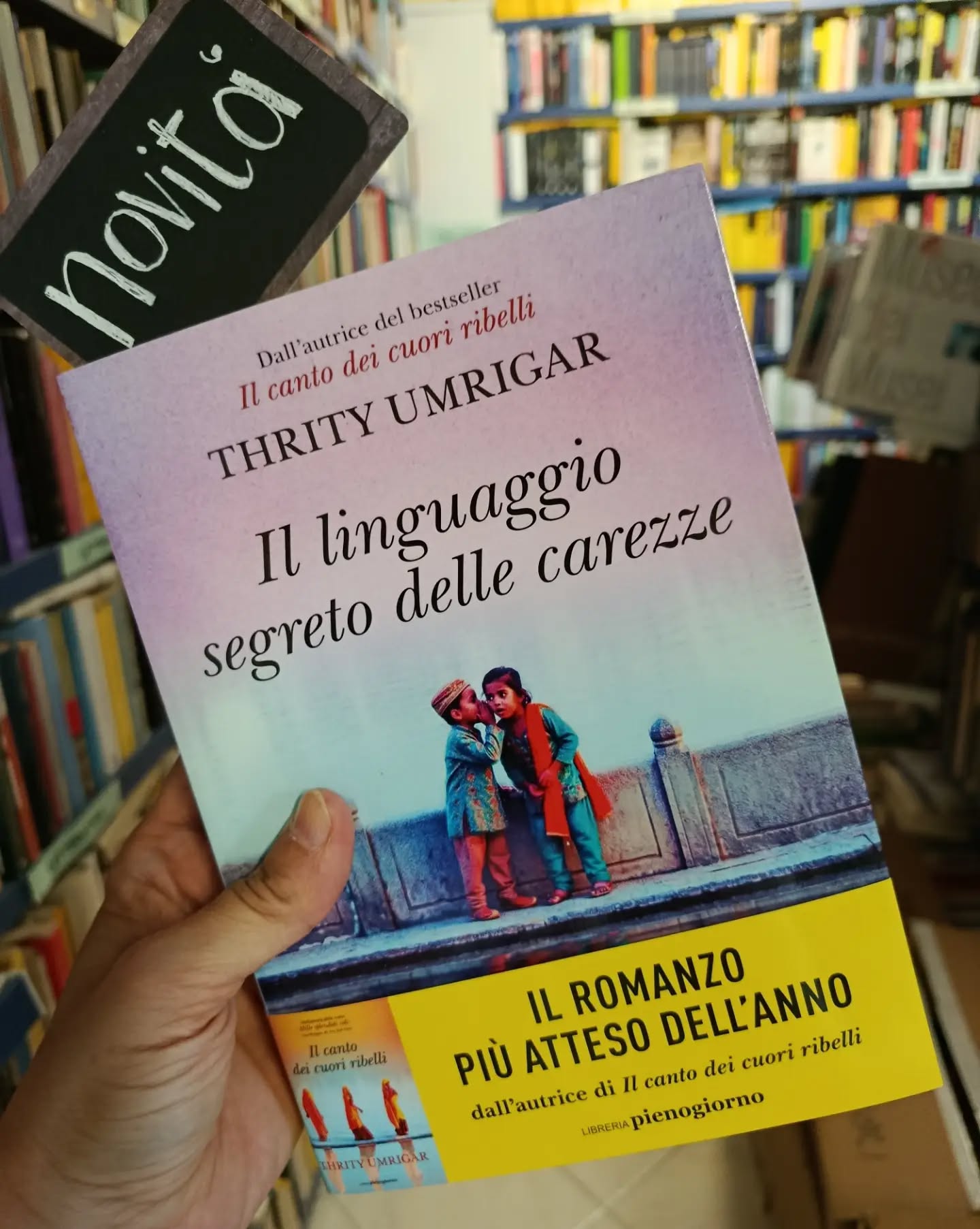 "Il linguaggio segreto delle carezze"
di Thrity Umrigar
Libreria Pieno giorno
NOVITÀ
Quando scorge le carezze e le attenzioni che la madre di sua moglie elargisce alle proprie figlie, Remy avverte dolorosamente con quale privazione sia stato cresciuto. Di Shirin, sua madre, non ricorda molti gesti di affetto, ma piuttosto porte chiuse, scenate, liti; solo la presenza di suo padre, premuroso e vivace, il suo eroe, gli pare abbia reso la sua infanzia sopportabile. In fondo è questa la ragione per cui ha lasciato l’India per l’America, mettendo quanta più distanza possibile dalle proprie radici.
Anni dopo, di ritorno a Bombay per adottare un bambino, Remy ritrova Shirin in ospedale: ha smesso di parlare da tempo e sembra aver rinunciato a vivere. Oppresso dal senso di colpa per non aver capito la situazione e averla trascurata dopo la morte del padre, nonostante non sia semplice mettere da parte il passato, si dedica ad accudirla. Finché un giorno, nel suo appartamento, si imbatte in una vecchia foto destinata a scoperchiare sconvolgenti segreti e, proprio mentre sta cercando lui stesso di diventare genitore, a mettere in discussione tutto quello che credeva di sapere: su sua madre, sulla sua famiglia, su di sé, su tutto il suo mondo…
Dopo lo straordinario Il canto dei cuori ribelli, Thrity Umrigar regala una nuova, sorprendente, immensa storia di fragilità e perdono, di redenzione e guarigione. Un romanzo magistrale e indelebile, che interroga la vita di ciascuno e celebra il potere salvifico della tenerezza.
#thrityumrigar #illinguaggiosegretodellecarezze #libreriapienogiorno #novità