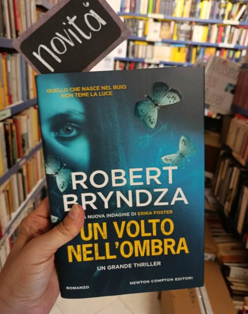 "Un volto nell'ombra"
di Robert Bryndza
Newton Compton editori
Novità
Un soffitto crollato. Un cadavere. Quella che sembra una normale chiamata al 999 prende una piega inquietante quando l’ispettore capo Erika Foster arriva sul posto e scopre il corpo di una donna in un appartamento completamente vuoto, ripulito da ogni traccia di DNA. L’unico indizio arriva dalla scientifica: l’intera superficie del soffitto è ricoperta di residui di cocaina. I cani antidroga seguono l’odore fino a un misterioso locker all’esterno dell’edificio. Risalire al suo proprietario conduce Erika esattamente dove non avrebbe mai pensato di tornare: faccia a faccia con Jerome Goodman, lo spacciatore che dieci anni prima aveva ucciso suo marito Mark. Erika lo arresta sul posto, ma qualcosa non torna. Il suo passaporto e il suo avvocato sostengono che si chiami Kieron Bagshaw e la sua fedina penale è immacolata. Mentre i suoi superiori la costringono a prendersi una pausa dal lavoro, e persino i colleghi più fidati iniziano a dubitare della sua lucidità, Erika decide di sfruttare il congedo per indagare da sola. Tra vecchi articoli di giornale, messaggi criptati e passaggi sotterranei dimenticati, fa una scoperta che riapre il caso di Mark e la riporta al giorno che non ha mai smesso di perseguitarla.
#unvoltonellombra #robertbryndza #novità #newtoncompton