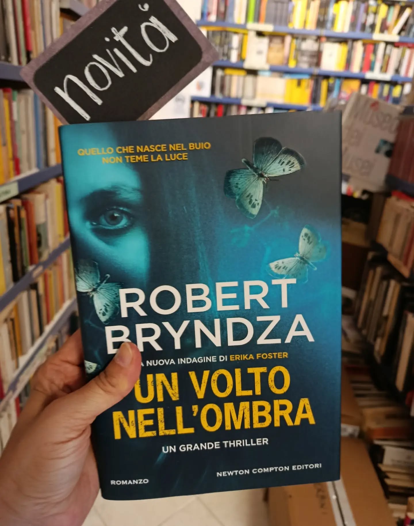 "Un volto nell'ombra"
di Robert Bryndza
Newton Compton editori
Novità
Un soffitto crollato. Un cadavere. Quella che sembra una normale chiamata al 999 prende una piega inquietante quando l’ispettore capo Erika Foster arriva sul posto e scopre il corpo di una donna in un appartamento completamente vuoto, ripulito da ogni traccia di DNA. L’unico indizio arriva dalla scientifica: l’intera superficie del soffitto è ricoperta di residui di cocaina. I cani antidroga seguono l’odore fino a un misterioso locker all’esterno dell’edificio. Risalire al suo proprietario conduce Erika esattamente dove non avrebbe mai pensato di tornare: faccia a faccia con Jerome Goodman, lo spacciatore che dieci anni prima aveva ucciso suo marito Mark. Erika lo arresta sul posto, ma qualcosa non torna. Il suo passaporto e il suo avvocato sostengono che si chiami Kieron Bagshaw e la sua fedina penale è immacolata. Mentre i suoi superiori la costringono a prendersi una pausa dal lavoro, e persino i colleghi più fidati iniziano a dubitare della sua lucidità, Erika decide di sfruttare il congedo per indagare da sola. Tra vecchi articoli di giornale, messaggi criptati e passaggi sotterranei dimenticati, fa una scoperta che riapre il caso di Mark e la riporta al giorno che non ha mai smesso di perseguitarla.
#unvoltonellombra #robertbryndza #novità #newtoncompton
