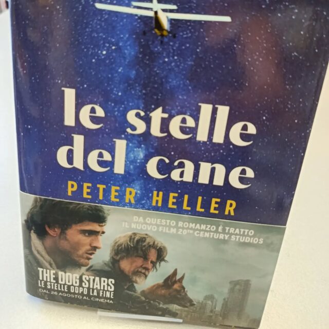 "Le stelle del cane"
di Peter Heller
Bompiani editore
Tratto da questo libro, il film di Ridley Scott: The Dog Stars – Le stelle dopo la fine (2026).
In un mondo devastato da una pandemia che ha cancellato quasi tutta l’umanità, Higg vive nell’hangar di un piccolo aeroporto su un altipiano di quello che una volta era il Colorado. Attorno solo desolazione, fattorie abbandonate e una grande pianura. Accompagnato da Jasper, il suo cane e copilota, tutti i giorni Higg sale a bordo di un Cessna del 1965 e vola fino alle pendici delle montagne. A terra lo aspetta Bangley, un vecchio che spara a vista su chiunque tenti di avvicinarsi. Insieme difendono il loro territorio minimo da sopravvissuti infetti e predoni. Ma se Bangler sembra essersi adattato a questa vita, Higg non si rassegna alla violenza ed è tormentato dai ricordi di quello che ha perduto.
Quando l’angoscia lo opprime trova sollievo in cielo, alla ricerca di un barlume di speranza, o esplorando le foreste: la natura, pur ferita e mutilata, nella sua terrificante bellezza lo fa sentire ancora vivo. Spinto da un desiderio inesplicabile, un giorno Higg supera in volo il punto di non ritorno, il confine invisibile oltrepassato il quale non avrà più carburante per tornare a casa. Quel viaggio estremo lo porta a scoprire un luogo immerso in un tempo sospeso, un canyon in cui sembrano regnare l’abbondanza e la pace, dove un padre e una figlia lo costringeranno a fare i conti con le sue paure, il passato, un'ipotesi di futuro.
#lestelledelcane #peterheller #bompianieditore