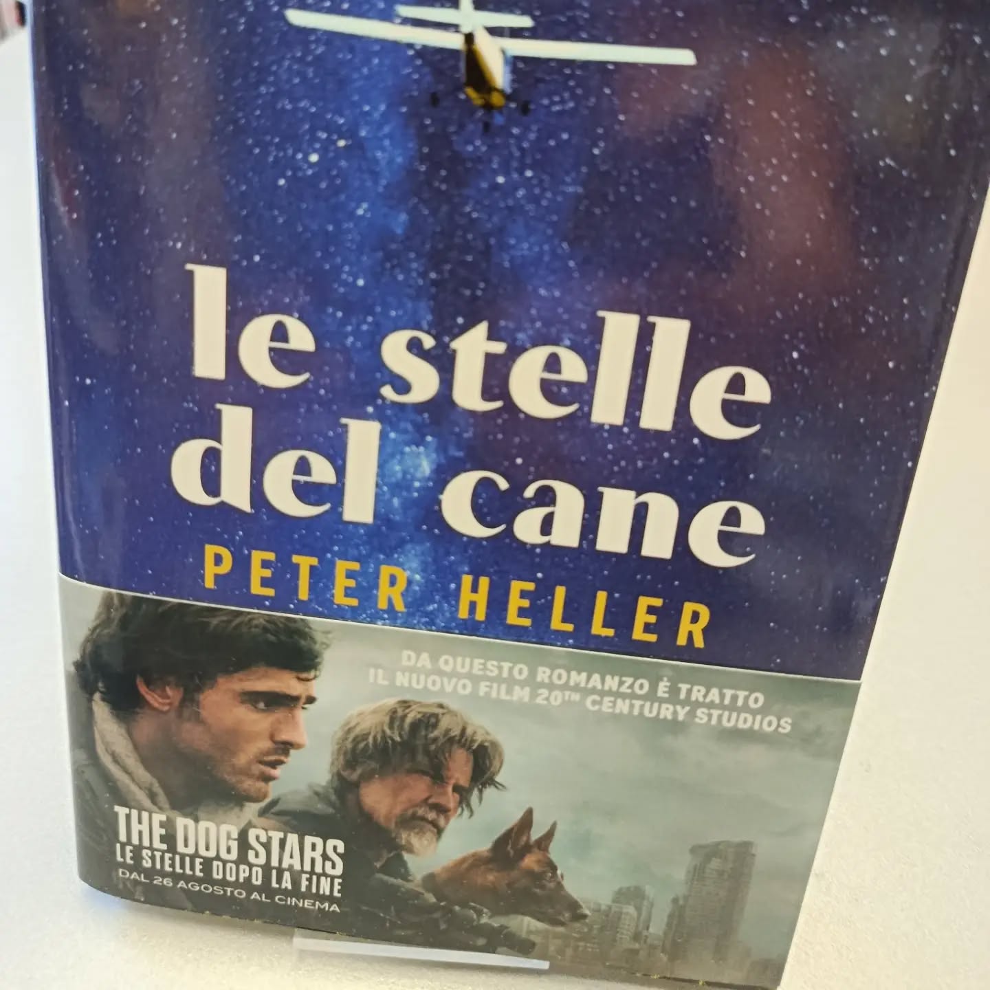 "Le stelle del cane"
di Peter Heller
Bompiani editore
Tratto da questo libro, il film di Ridley Scott: The Dog Stars – Le stelle dopo la fine (2026).
In un mondo devastato da una pandemia che ha cancellato quasi tutta l’umanità, Higg vive nell’hangar di un piccolo aeroporto su un altipiano di quello che una volta era il Colorado. Attorno solo desolazione, fattorie abbandonate e una grande pianura. Accompagnato da Jasper, il suo cane e copilota, tutti i giorni Higg sale a bordo di un Cessna del 1965 e vola fino alle pendici delle montagne. A terra lo aspetta Bangley, un vecchio che spara a vista su chiunque tenti di avvicinarsi. Insieme difendono il loro territorio minimo da sopravvissuti infetti e predoni. Ma se Bangler sembra essersi adattato a questa vita, Higg non si rassegna alla violenza ed è tormentato dai ricordi di quello che ha perduto.
Quando l’angoscia lo opprime trova sollievo in cielo, alla ricerca di un barlume di speranza, o esplorando le foreste: la natura, pur ferita e mutilata, nella sua terrificante bellezza lo fa sentire ancora vivo. Spinto da un desiderio inesplicabile, un giorno Higg supera in volo il punto di non ritorno, il confine invisibile oltrepassato il quale non avrà più carburante per tornare a casa. Quel viaggio estremo lo porta a scoprire un luogo immerso in un tempo sospeso, un canyon in cui sembrano regnare l’abbondanza e la pace, dove un padre e una figlia lo costringeranno a fare i conti con le sue paure, il passato, un'ipotesi di futuro.
#lestelledelcane #peterheller #bompianieditore